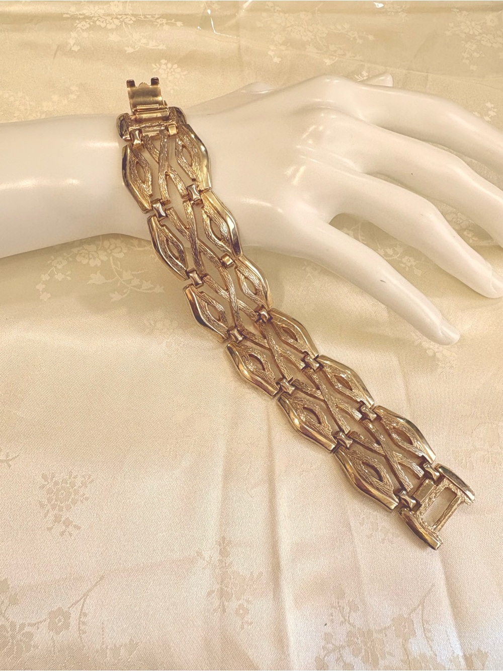 Vintage Women's Gold-Tone Linked Bracelet - Elegant Chain Design